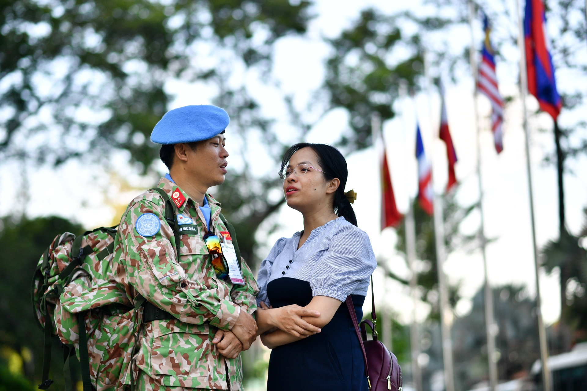 Chiến sĩ 'mũ nồi xanh' ôm tạm biệt gia đình trước giờ đến Nam Sudan Chiến sĩ 'mũ nồi xanh' ôm tạm biệt gia đình trước giờ đến Nam Sudan