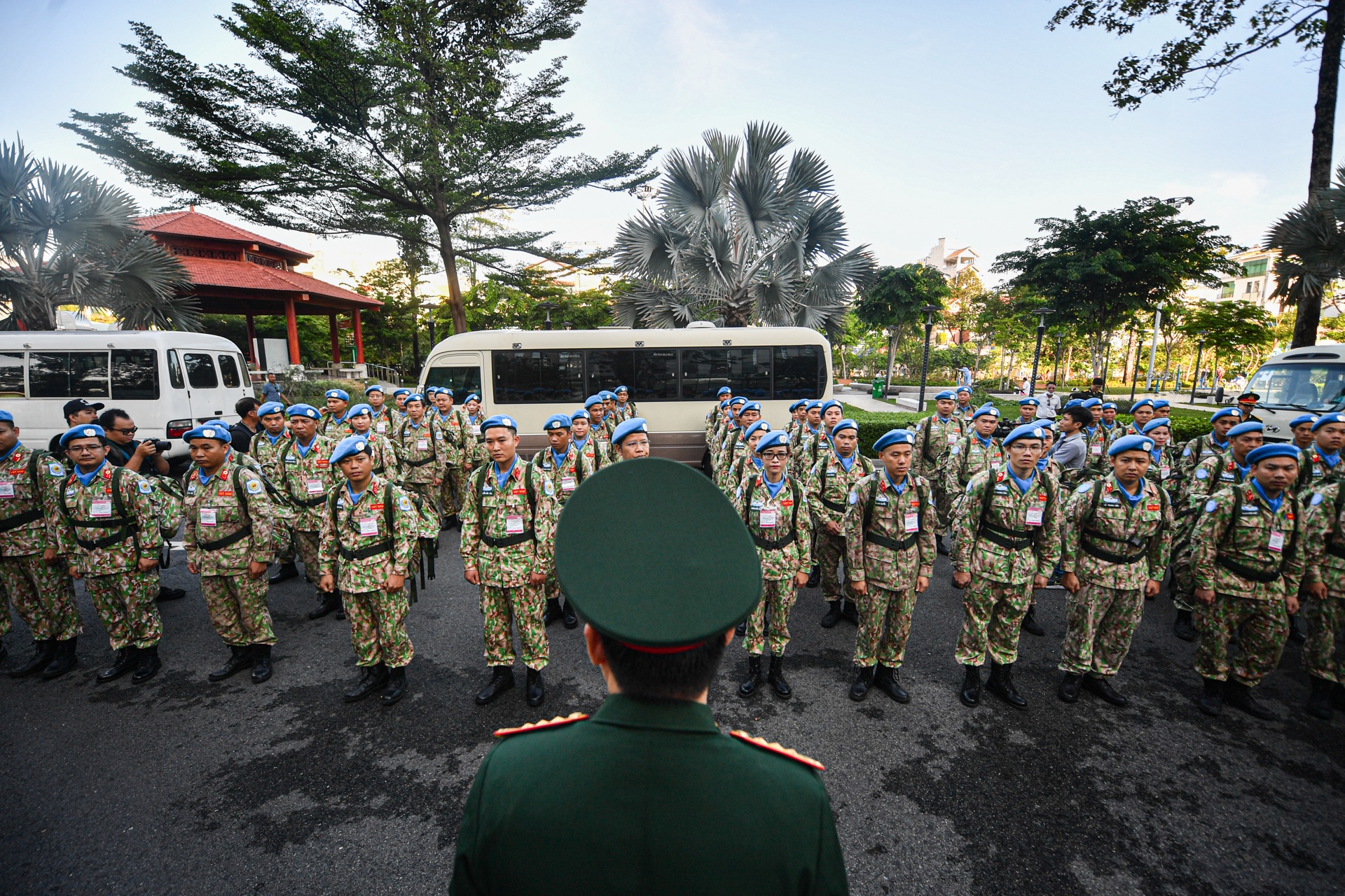 Chiến sĩ 'mũ nồi xanh' ôm tạm biệt gia đình trước giờ đến Nam Sudan Chiến sĩ 'mũ nồi xanh' ôm tạm biệt gia đình trước giờ đến Nam Sudan