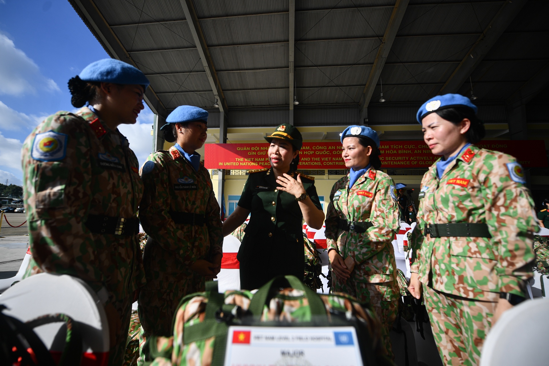 Chiến sĩ 'mũ nồi xanh' ôm tạm biệt gia đình trước giờ đến Nam Sudan Chiến sĩ 'mũ nồi xanh' ôm tạm biệt gia đình trước giờ đến Nam Sudan