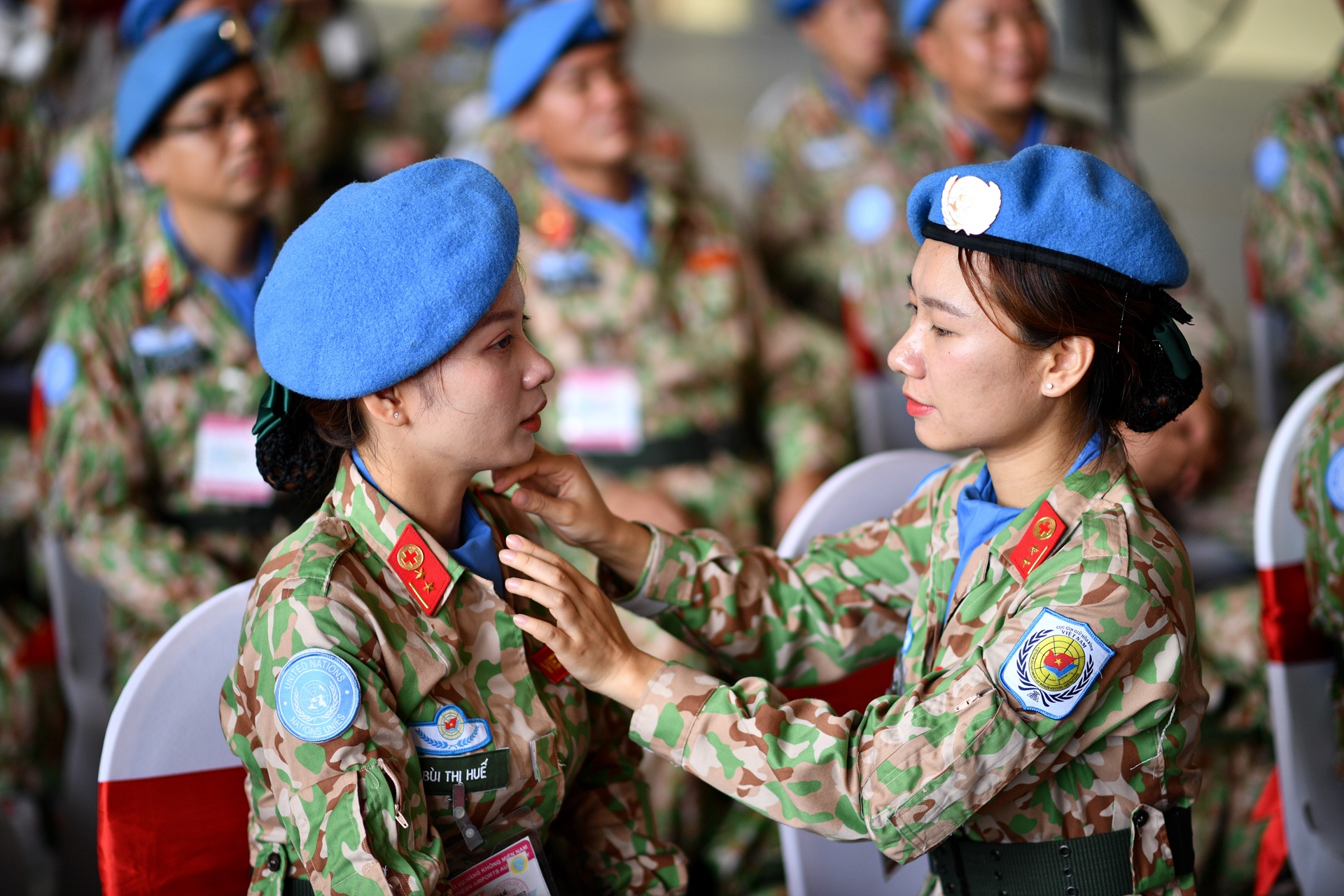 Chiến sĩ 'mũ nồi xanh' ôm tạm biệt gia đình trước giờ đến Nam Sudan Chiến sĩ 'mũ nồi xanh' ôm tạm biệt gia đình trước giờ đến Nam Sudan