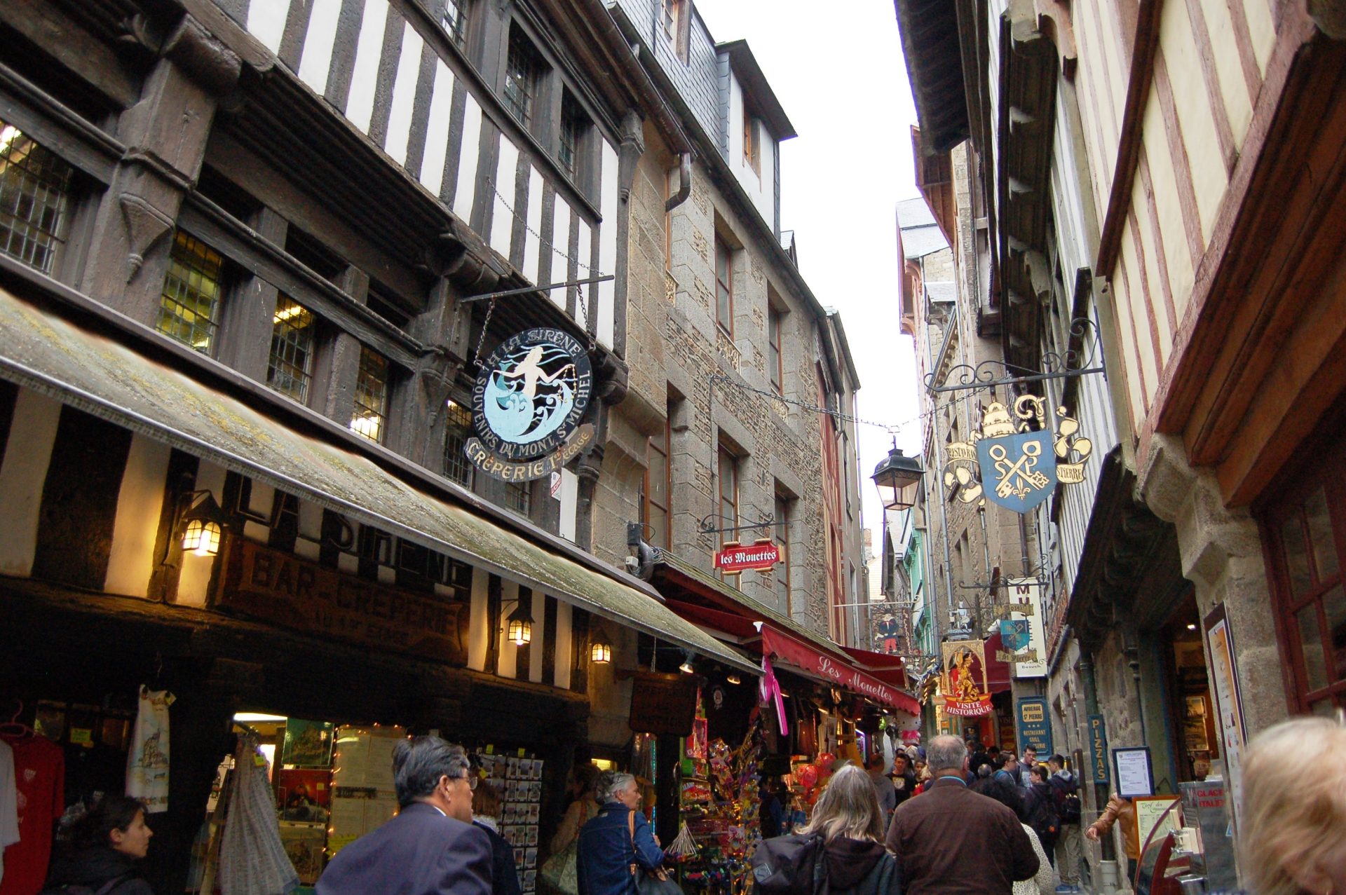 Tu viện 1.000 năm tuổi nhô lên khỏi Đại Tây Dương