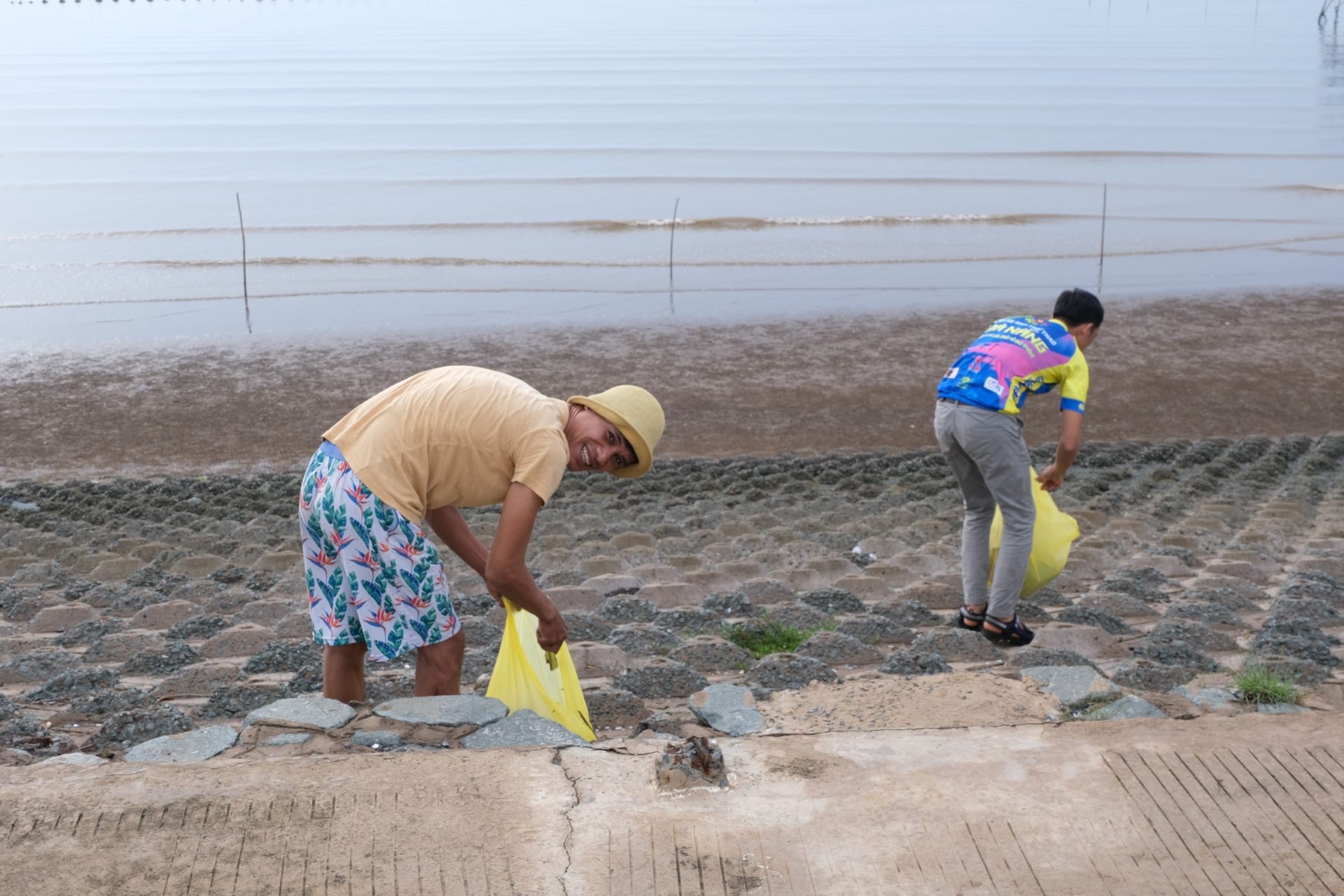 Những chuyến du lịch nhặt rác bất đắc dĩ