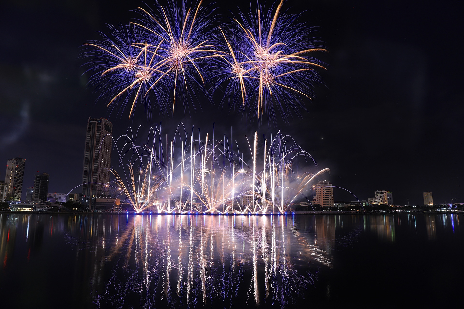 Mãn nhãn màn trình diễn pháo hoa của Italy và Australia bên sông Hàn