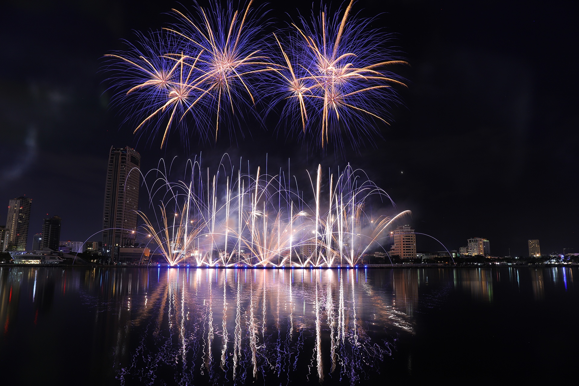 Mãn nhãn màn trình diễn pháo hoa của Italy và Australia bên sông Hàn