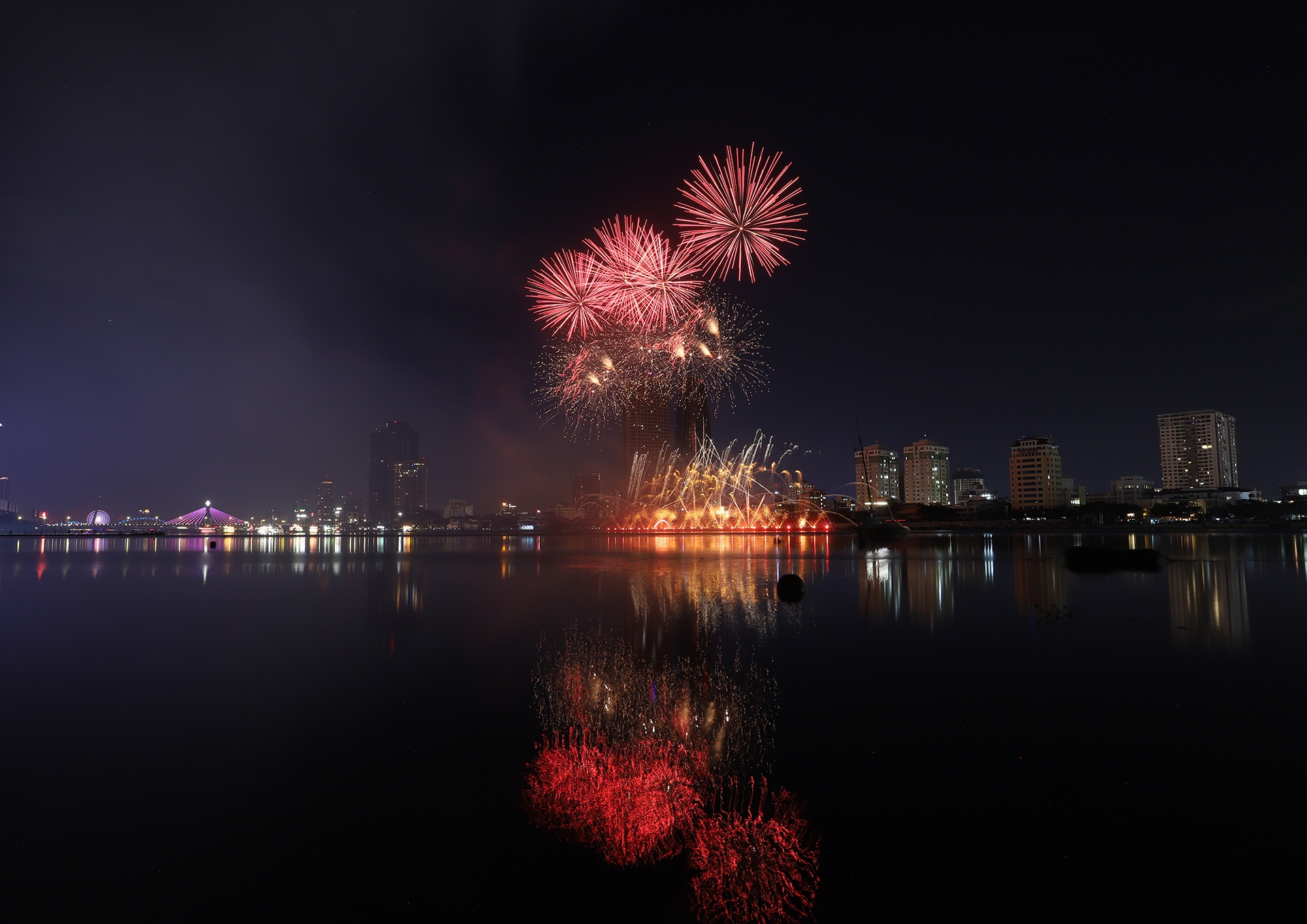 Mãn nhãn màn trình diễn pháo hoa của Italy và Australia bên sông Hàn