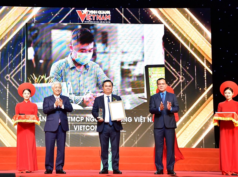 Vietcombank được vinh danh tại Lễ trao giải Vinh quang Việt Nam lần thứ 18 năm 2023 Vietcombank được vinh danh tại Lễ trao giải Vinh quang Việt Nam lần thứ 18 năm 2023