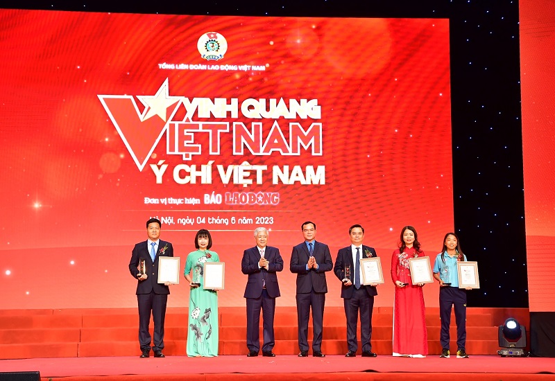 Vietcombank được vinh danh tại Lễ trao giải Vinh quang Việt Nam lần thứ 18 năm 2023 Vietcombank được vinh danh tại Lễ trao giải Vinh quang Việt Nam lần thứ 18 năm 2023
