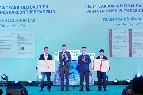 Vinamilk đẩy mạnh lộ trình giảm “dấu chân carbon”, hướng đến Net Zero Vinamilk đẩy mạnh lộ trình giảm “dấu chân carbon”, hướng đến Net Zero