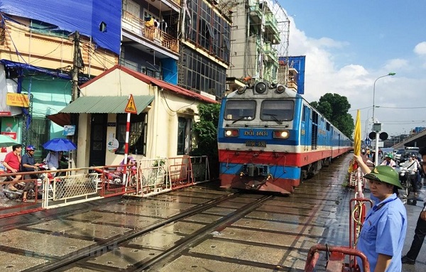 Băn khoăn đề xuất kéo dài lộ trình thực hiện niên hạn đầu máy, toa xe Băn khoăn đề xuất kéo dài lộ trình thực hiện niên hạn đầu máy, toa xe