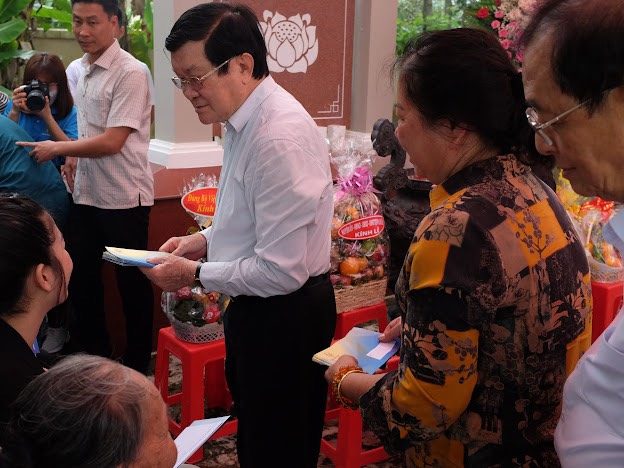 NHỰA MINH HÙNG DỰ LỄ DÂNG HƯƠNG CÙNG NGUYÊN CHỦ TỊCH NƯỚC TRƯƠNG TẤN SANG NHÂN KỶ NIỆM NGÀY THƯƠNG BINH LIỆT SĨ