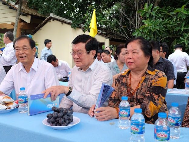 NHỰA MINH HÙNG DỰ LỄ DÂNG HƯƠNG CÙNG NGUYÊN CHỦ TỊCH NƯỚC TRƯƠNG TẤN SANG NHÂN KỶ NIỆM NGÀY THƯƠNG BINH LIỆT SĨ