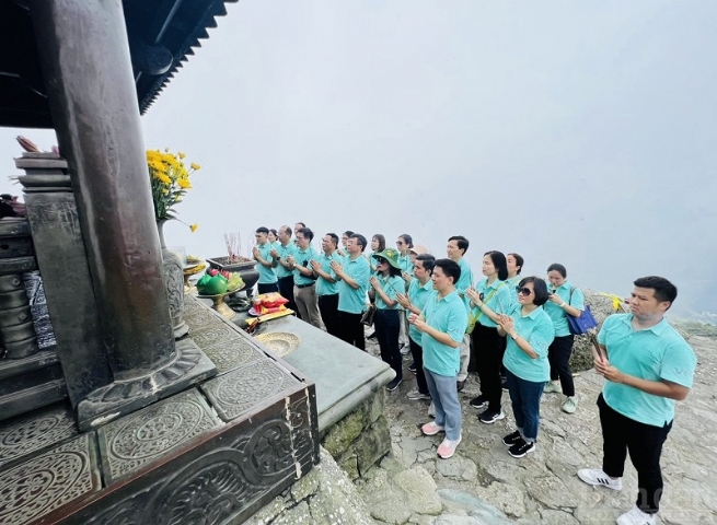 Đảng ủy VCCI dâng hương tại Khu Di tích lịch sử và danh lam thắng cảnh Yên Tử