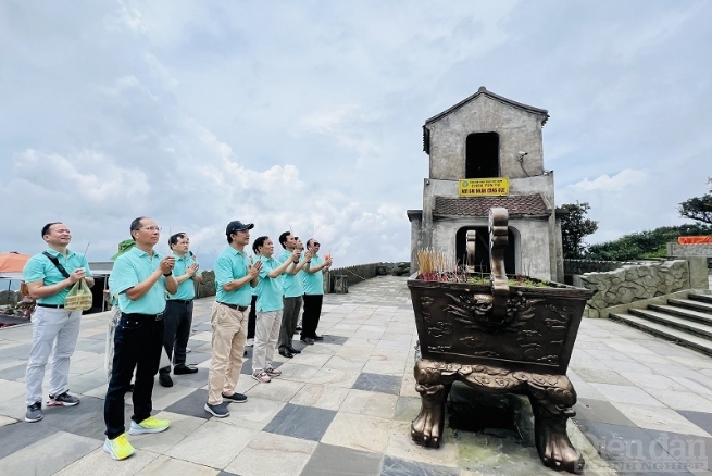 Đảng ủy VCCI dâng hương tại Khu Di tích lịch sử và danh lam thắng cảnh Yên Tử