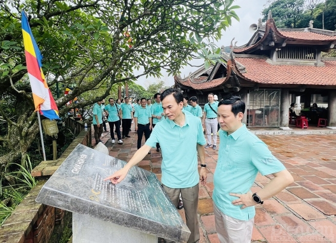 Đảng ủy VCCI dâng hương tại Khu Di tích lịch sử và danh lam thắng cảnh Yên Tử