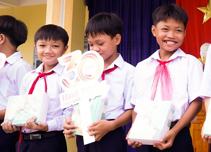 NĂM HỌC MỚI SASCO TRAO 75 PHẦN HỌC BỔNG, THƯ VIỆN XANH ĐẾN CÁC TỈNH THÀNH NĂM HỌC MỚI SASCO TRAO 75 PHẦN HỌC BỔNG, THƯ VIỆN XANH ĐẾN CÁC TỈNH THÀNH