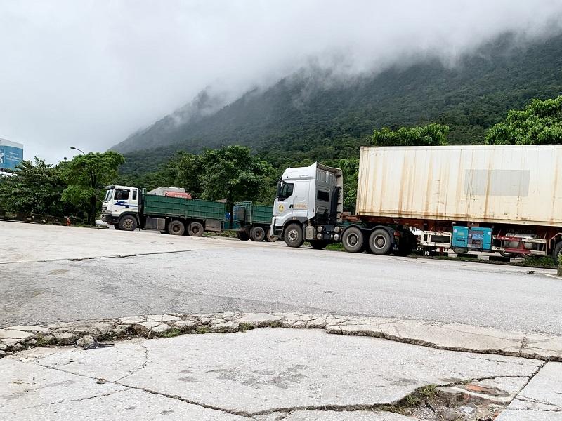 Quảng Bình: “Xe 2 khúc” biển Lào “đại náo” cửa khẩu Cha Lo