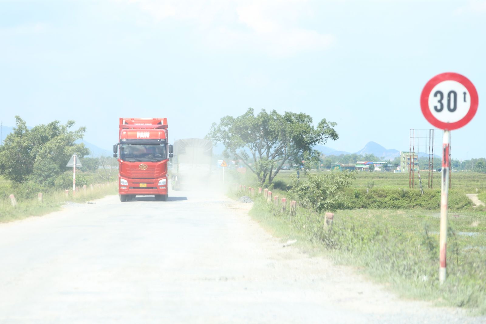 Con đường lắm “tai tiếng” ở Nghệ An: “Ngấm đòn” bởi xe tải trọng lớn?