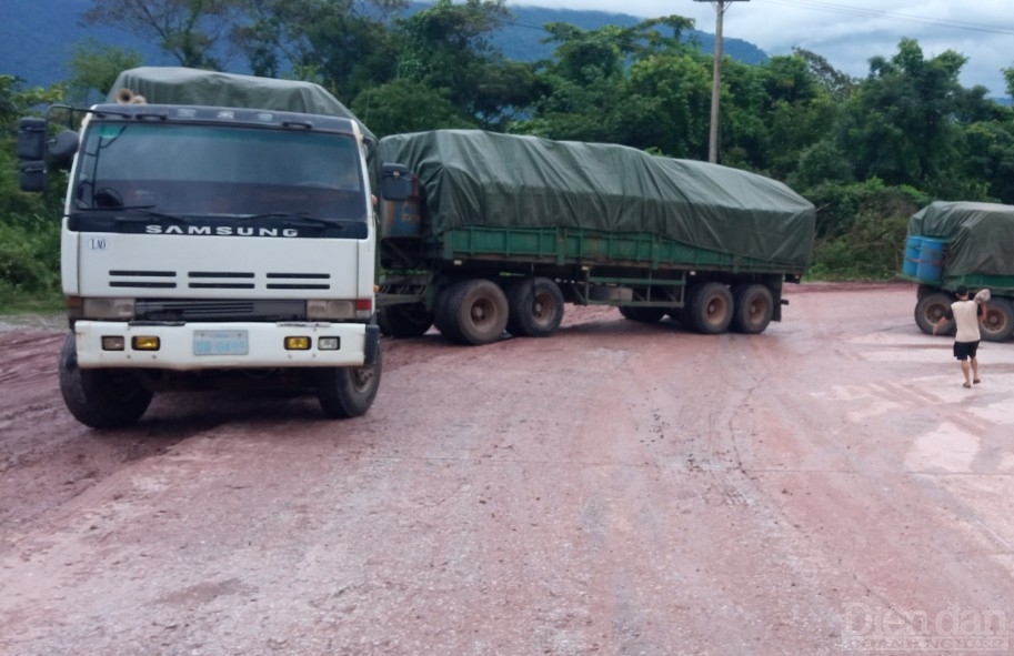 Xe biển Lào “nhiều không” vô tư lưu thông trên đường Việt