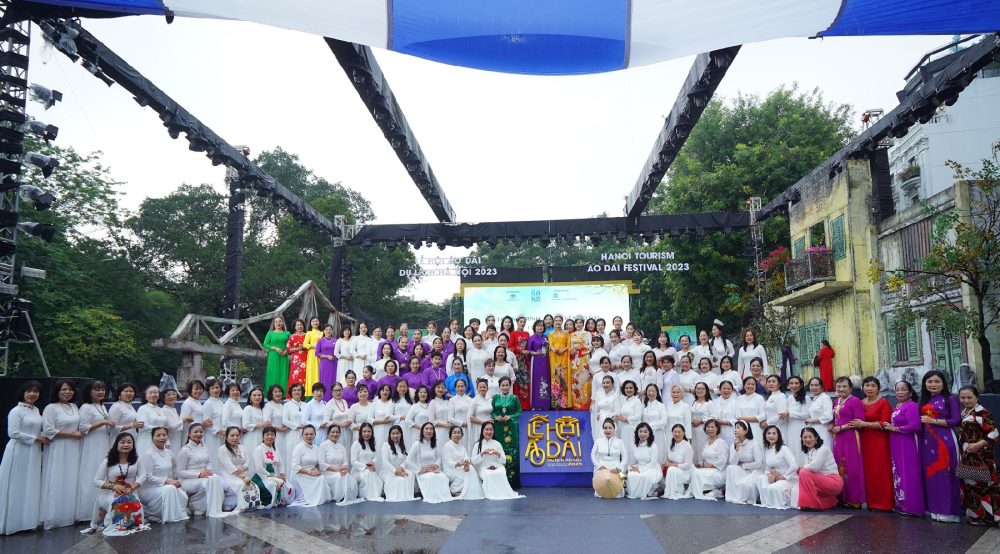 Đồng diễn Áo dài “Phụ nữ Thủ đô - hội nhập phát triển” Năm 2023 Đồng diễn Áo dài “Phụ nữ Thủ đô - hội nhập phát triển” Năm 2023