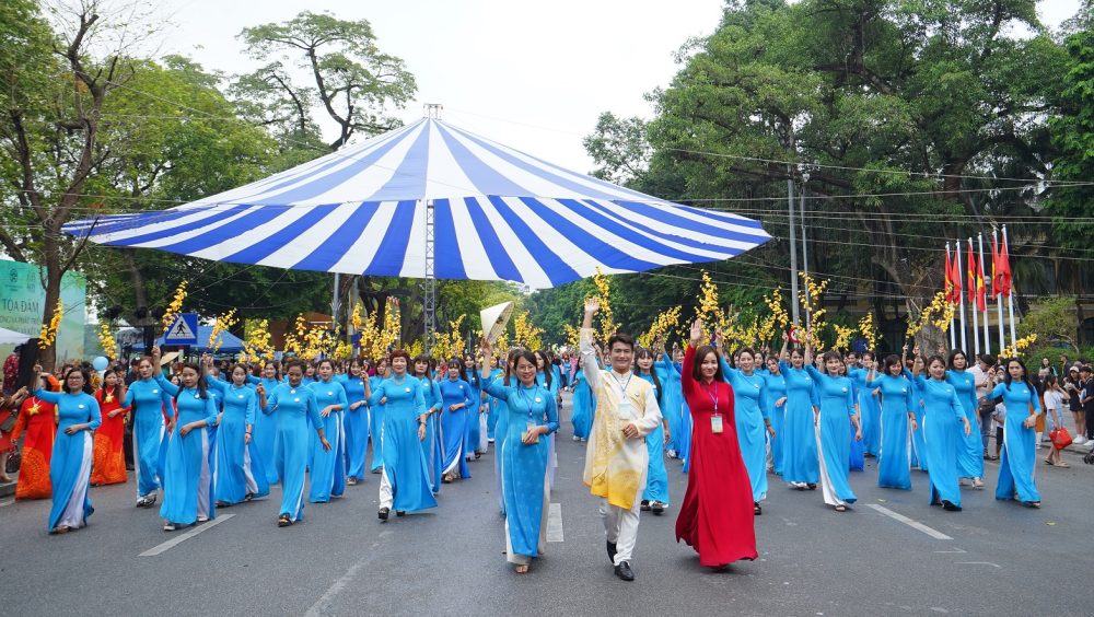 Đồng diễn Áo dài “Phụ nữ Thủ đô - hội nhập phát triển” Năm 2023 Đồng diễn Áo dài “Phụ nữ Thủ đô - hội nhập phát triển” Năm 2023