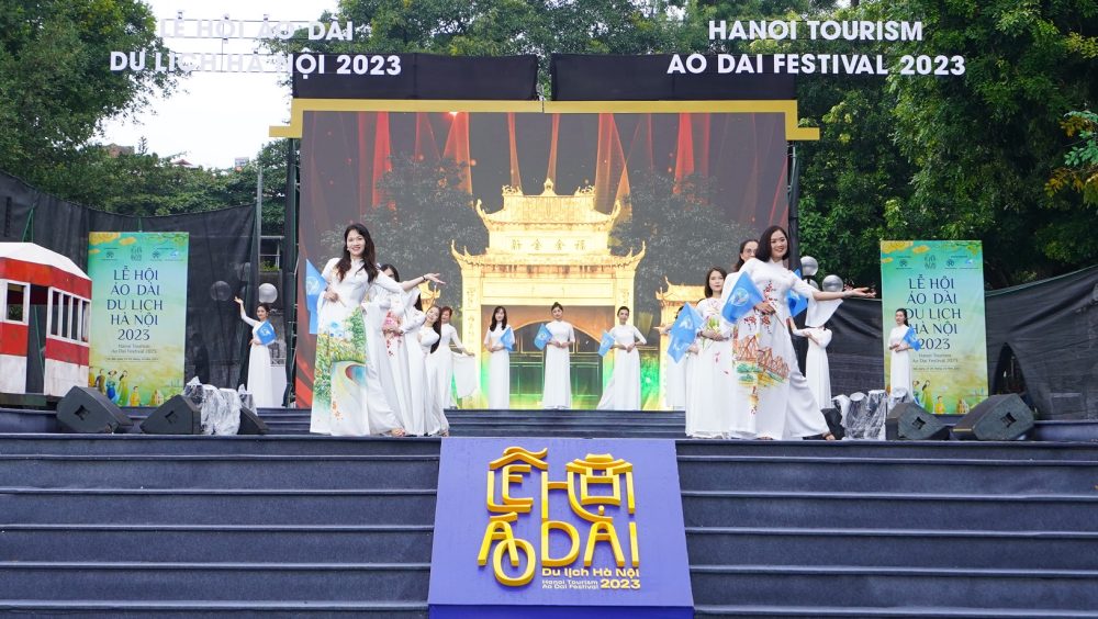 Đồng diễn Áo dài “Phụ nữ Thủ đô - hội nhập phát triển” Năm 2023 Đồng diễn Áo dài “Phụ nữ Thủ đô - hội nhập phát triển” Năm 2023