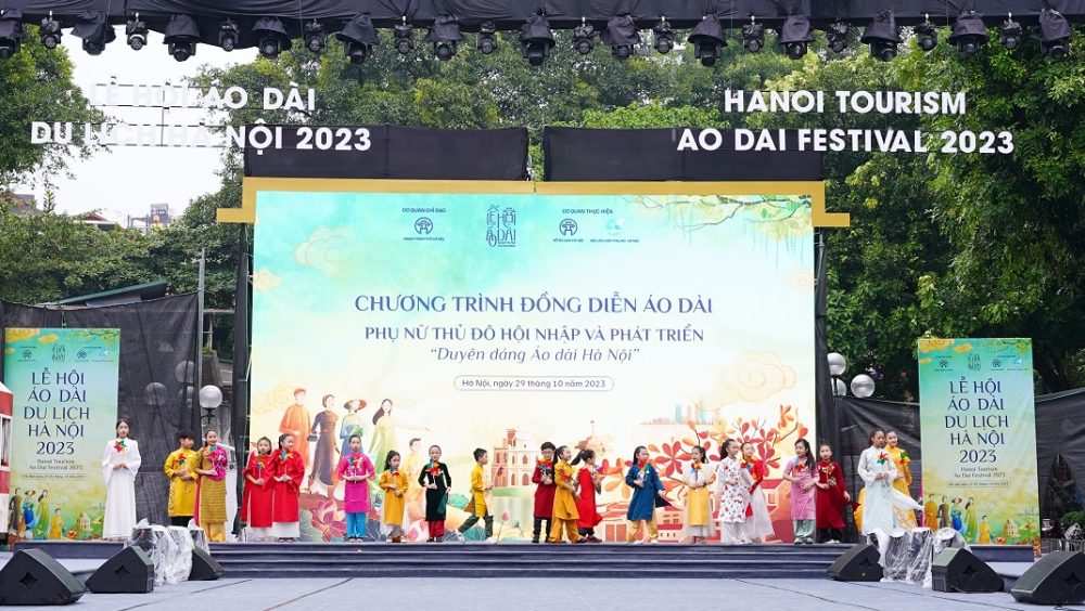 Đồng diễn Áo dài “Phụ nữ Thủ đô - hội nhập phát triển” Năm 2023 Đồng diễn Áo dài “Phụ nữ Thủ đô - hội nhập phát triển” Năm 2023