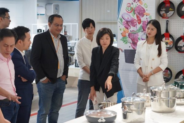 ĐẠI DIỆN CẤP CAO TẬP ĐOÀN AMAZON GLOBAL SELLING THĂM VÀ LÀM VIỆC TẠI NHÀ MÁY SUNHOUSE ĐẠI DIỆN CẤP CAO TẬP ĐOÀN AMAZON GLOBAL SELLING THĂM VÀ LÀM VIỆC TẠI NHÀ MÁY SUNHOUSE