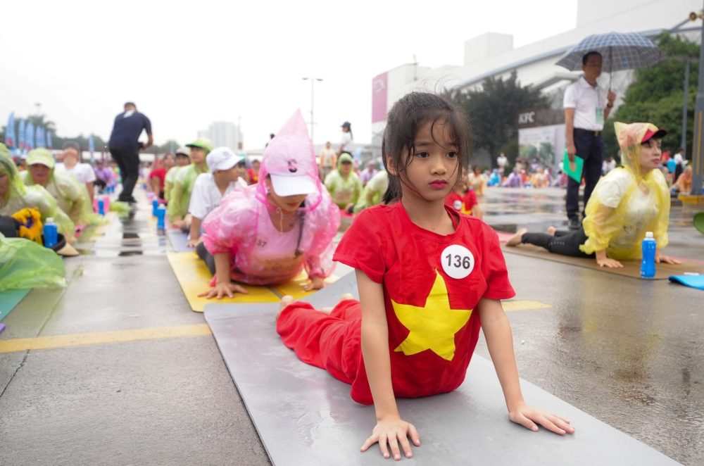 Các vận động viên đội mưa thi Giải Yoga Hướng mặt trời lần 2 năm 2023