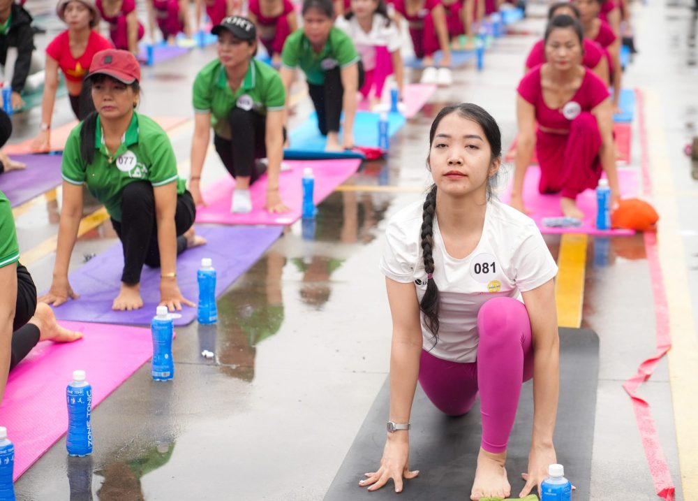 Các vận động viên đội mưa thi Giải Yoga Hướng mặt trời lần 2 năm 2023