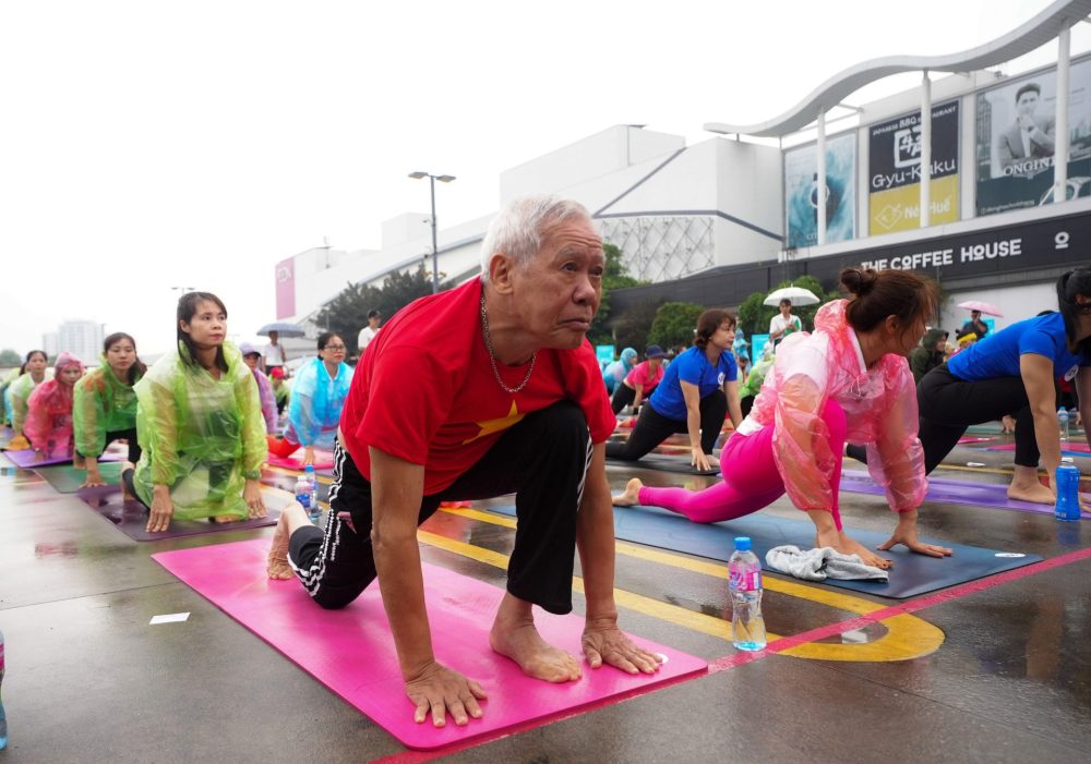 Các vận động viên đội mưa thi Giải Yoga Hướng mặt trời lần 2 năm 2023