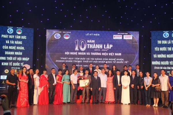 Kỷ niệm 10 năm thành lập Hội Nghệ nhân và Thương hiệu Việt Nam: Cầu nối vững chắc giữa nghệ nhân, doanh nhân Việt Nam và quốc tế Kỷ niệm 10 năm thành lập Hội Nghệ nhân và Thương hiệu Việt Nam: Cầu nối vững chắc giữa nghệ nhân, doanh nhân Việt Nam và quốc tế