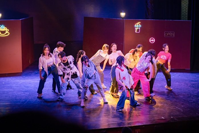 Học sinh trường Amsterdam gây ấn tượng với Showcase 2023 tại Nhà hát Tuổi trẻ