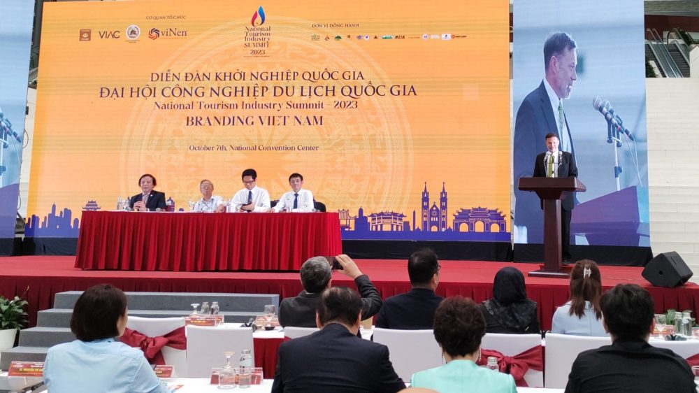 Phát triển du lịch Việt nam trở thành ngành công nghiệp du lịch xanh và bền vững Phát triển du lịch Việt nam trở thành ngành công nghiệp du lịch xanh và bền vững