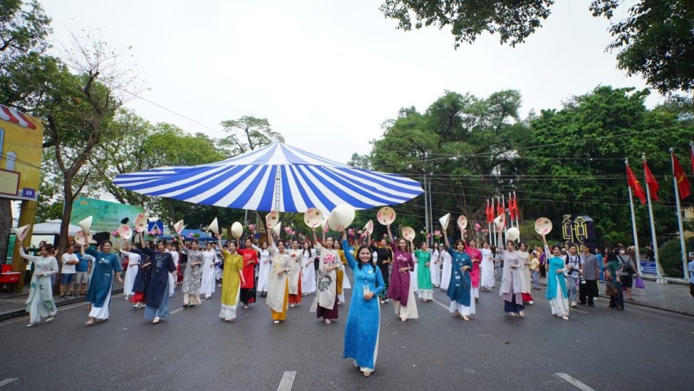 Đồng diễn Áo dài “Phụ nữ Thủ đô - hội nhập phát triển” Năm 2023 Đồng diễn Áo dài “Phụ nữ Thủ đô - hội nhập phát triển” Năm 2023