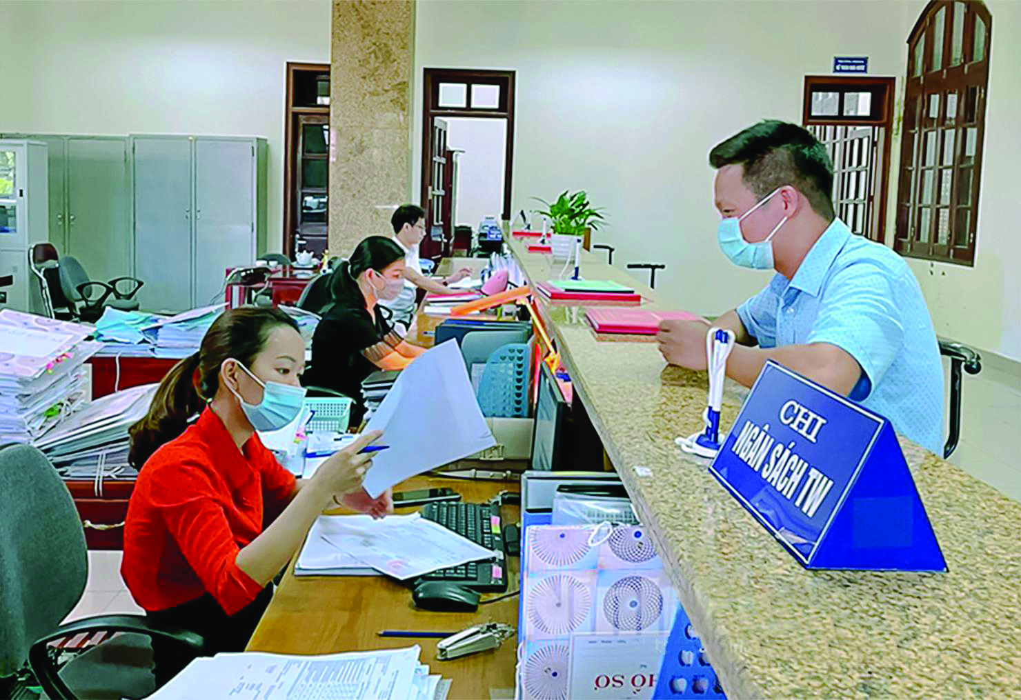 Tài khóa “căng mình” hỗ trợ tăng trưởng