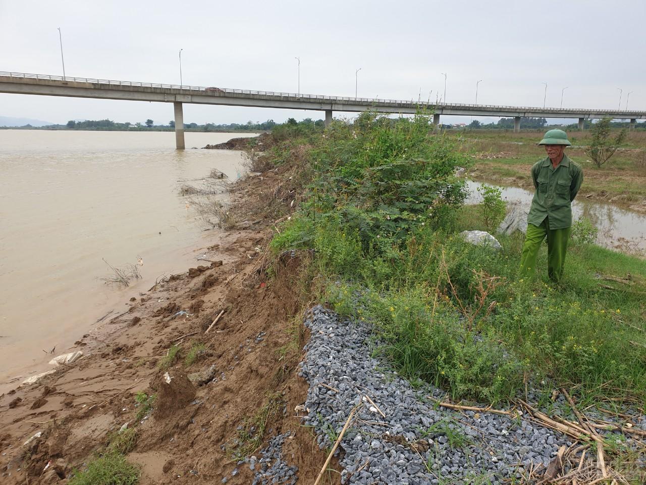 Nghệ An: Báo động sạt lở đôi bờ sông Lam Nghệ An: Báo động sạt lở đôi bờ sông Lam