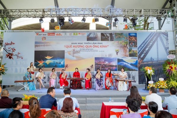 Khai mạc triển lãm ảnh nghệ thuật “Quê hương qua ống kính” Khai mạc triển lãm ảnh nghệ thuật “Quê hương qua ống kính”