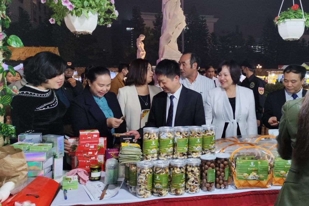 Hơn 300 gian hàng tham dự Hội chợ Đặc sản Vùng miền Việt Nam 2023 Hơn 300 gian hàng tham dự Hội chợ Đặc sản Vùng miền Việt Nam 2023