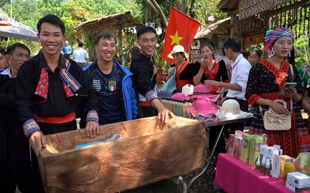 Đậm sắc màu hoa các dân tộc Lai Châu Đậm sắc màu hoa các dân tộc Lai Châu