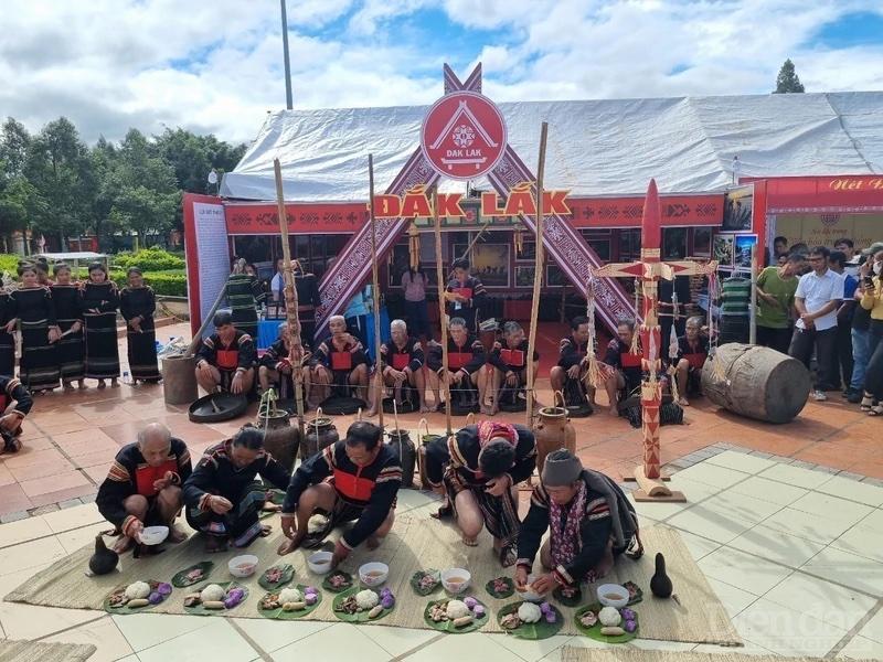 Ngày hội của dân tộc Tây Nguyên Ngày hội của dân tộc Tây Nguyên