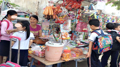 Quà vặt ở cổng trường từ lâu không còn là chuyện vặt Quà vặt ở cổng trường từ lâu không còn là chuyện vặt