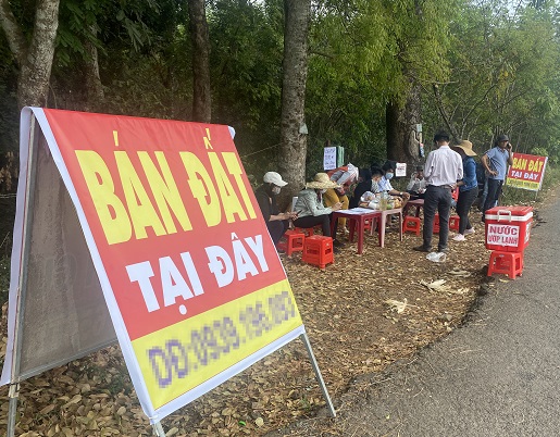 “Cò đất” hết đường bát nháo “Cò đất” hết đường bát nháo