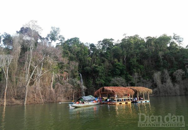 Trên lòng hồ thuỷ điện Thượng Kon Tum Trên lòng hồ thuỷ điện Thượng Kon Tum