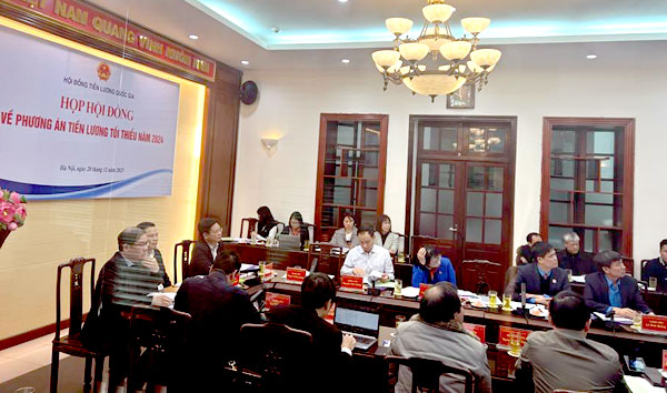 Lương tối thiểu vùng 2024: VCCI đề xuất mức tăng 4% Lương tối thiểu vùng 2024: VCCI đề xuất mức tăng 4%