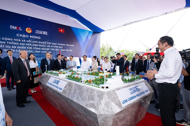 Cựu Tổng thống Hàn Quốc và doanh nghiệp khảo sát quần thể công nghiệp Tân Tập - Nam Tân Tập Cựu Tổng thống Hàn Quốc và doanh nghiệp khảo sát quần thể công nghiệp Tân Tập - Nam Tân Tập