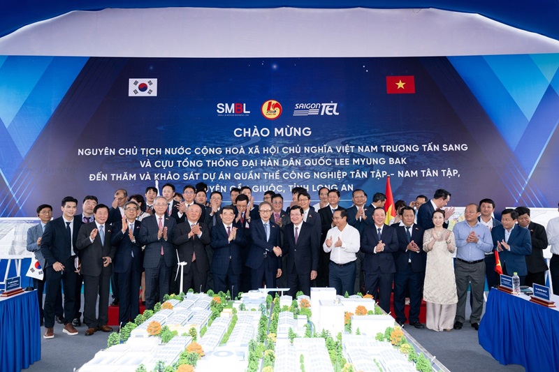Cựu Tổng thống Hàn Quốc và doanh nghiệp khảo sát quần thể công nghiệp Tân Tập - Nam Tân Tập Cựu Tổng thống Hàn Quốc và doanh nghiệp khảo sát quần thể công nghiệp Tân Tập - Nam Tân Tập