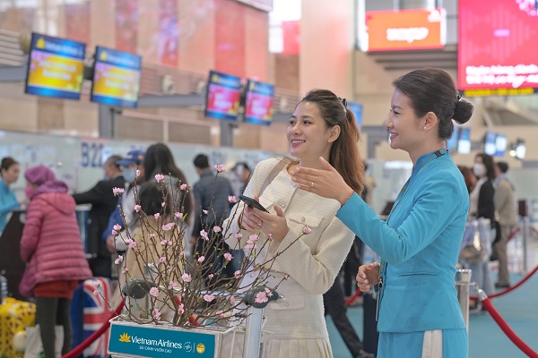 Vietnam Airlines vận chuyển cành đào và mai