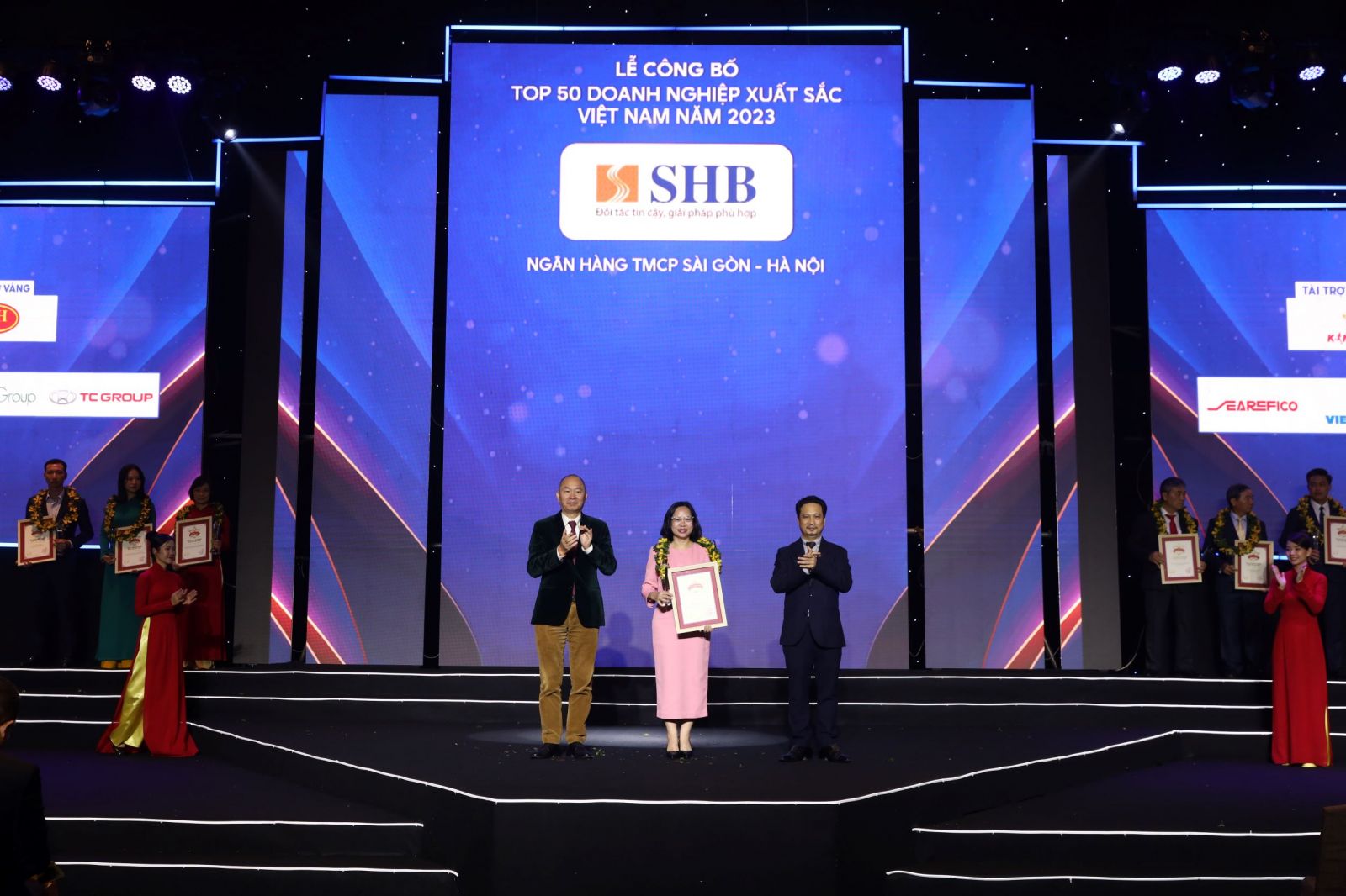 SHB 5 năm liên tiếp được vinh danh “Top 50 doanh nghiệp xuất sắc nhất Việt Nam” SHB 5 năm liên tiếp được vinh danh “Top 50 doanh nghiệp xuất sắc nhất Việt Nam”