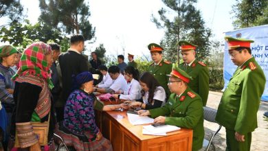 Khám bệnh, tặng quà cho người dân xã Tả Van Chư Khám bệnh, tặng quà cho người dân xã Tả Van Chư
