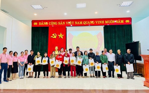 CÔNG TY CỔ PHẦN CHĂN NUÔI C.P. VIỆT NAM MANG XUÂN ĐẾN VỚI CÁN BỘ VÀ CỘNG ĐỒNG CÔNG TY CỔ PHẦN CHĂN NUÔI C.P. VIỆT NAM MANG XUÂN ĐẾN VỚI CÁN BỘ VÀ CỘNG ĐỒNG